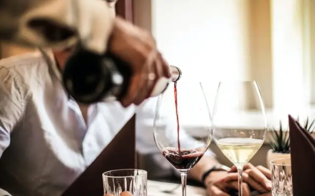 Découvrez l'art du vin grâce à une dégustation à Paris Excellente journée à vous