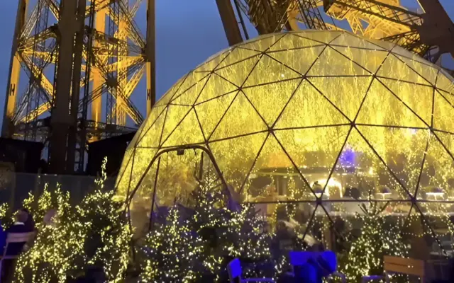 La magie de Noël sous le dôme de la Tour Eiffel : une terrasse d’hiver éphémère pour les fêtes de fin d'année