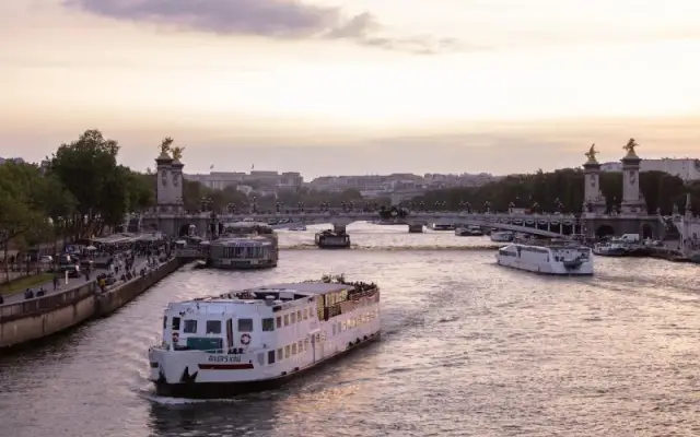 Explorez Paris le Long de la Seine : Dîner Croisière et Restaurants Incontournables