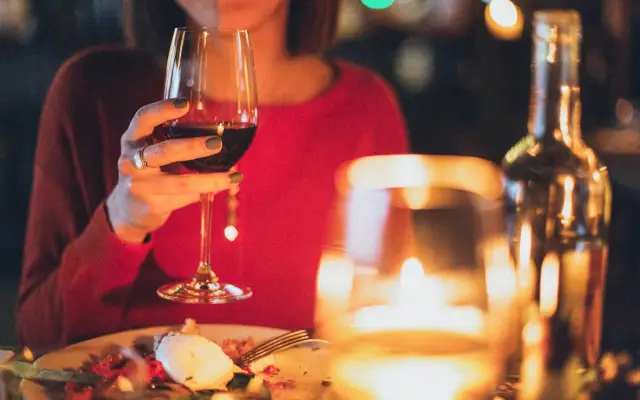 Faut-il vraiment éviter le vin rouge pour bien digérer ?