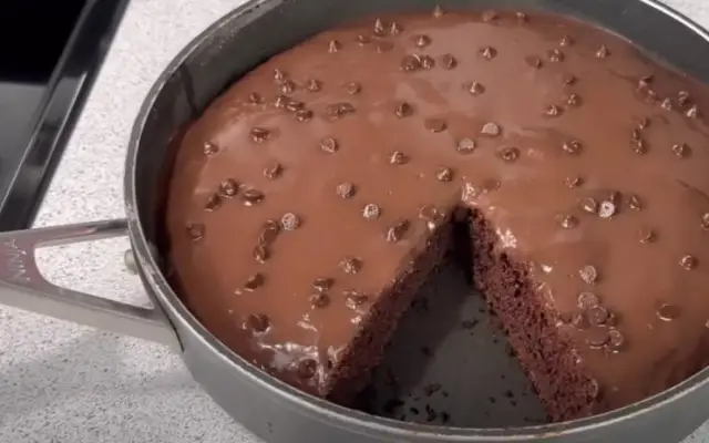 Gâteau Moelleux au Chocolat à la Poêle : Une Recette Rapide et Sans Four