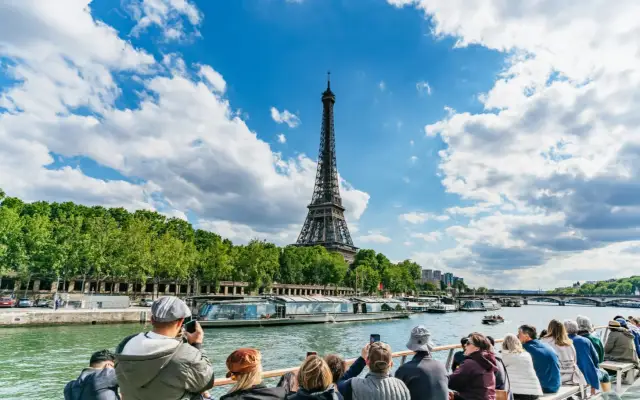 Mon expérience inoubliable : une croisière sur la Seine au départ de la Tour Eiffel