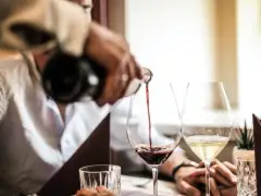 Découvrez l'art du vin grâce à une dégustation à Paris Excellente journée à vous