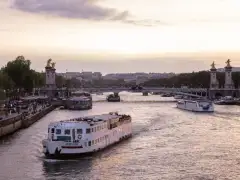 Explorez Paris le Long de la Seine : Dîner Croisière et Restaurants Incontournables