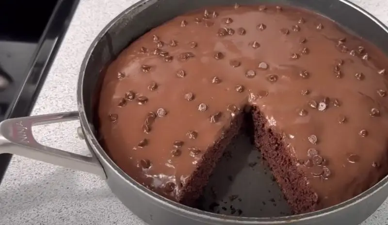 Gâteau Moelleux au Chocolat à la Poêle : Une Recette Rapide et Sans Four - article FoodyParis