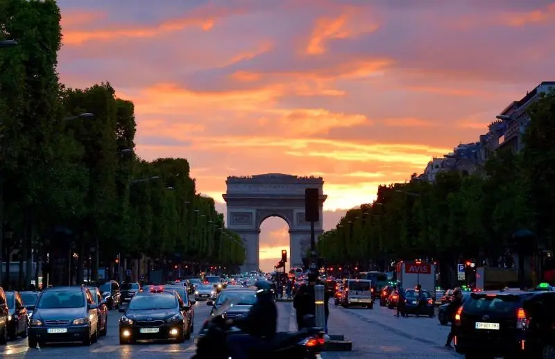 Les Champs-Élysées et Alentours : découvrez le cœur battant de Paris - article FoodyParis