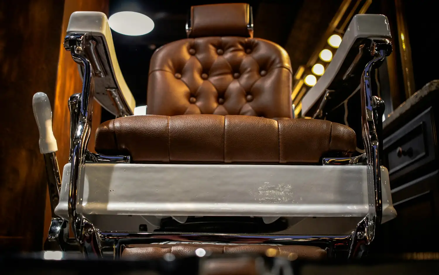 Intérieur du Studio Lume à Paris, fauteuils de barbier et miroirs