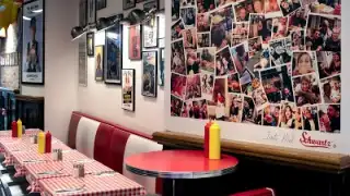 Restaurant Schwartz s Deli