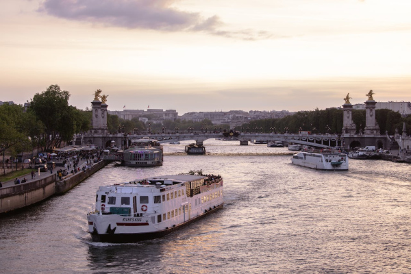 Explorez Paris le Long de la Seine : Dîner Croisière et Restaurants Incontournables